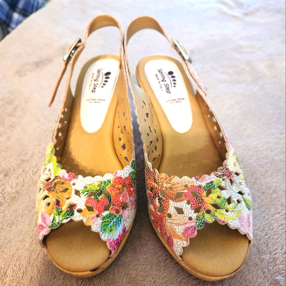 Floral, adjustable strap, comfort soul. Heels. Great used condition